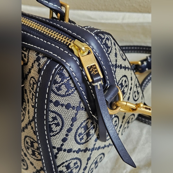 TORY BURCH . PETITE T MONOGRAM BARREL BAG - Picture 4 of 10